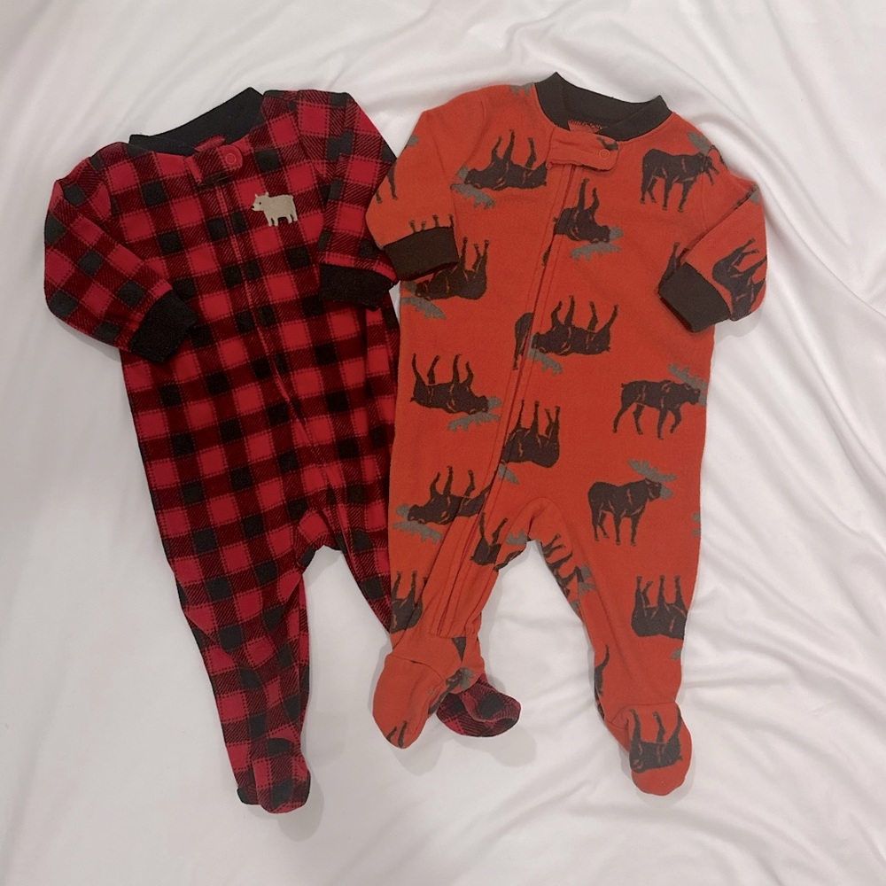 Two super soft seasonal print fleece footies, pyjamas